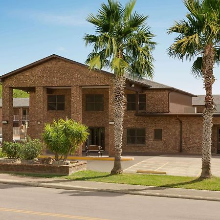 Super 8 By Wyndham Universal City Exterior photo