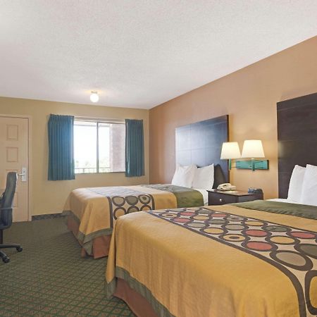 Super 8 By Wyndham Universal City Exterior photo