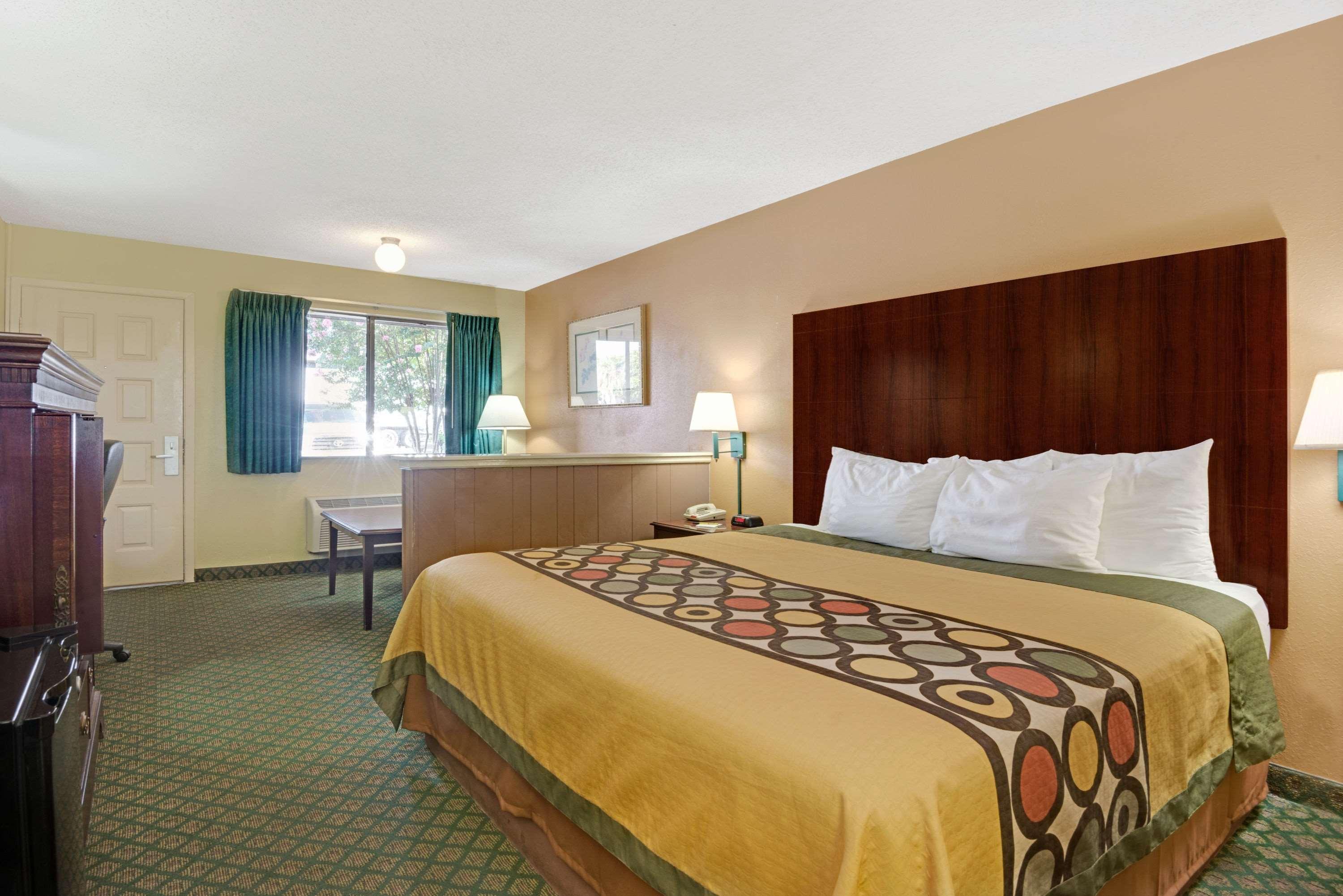 Super 8 By Wyndham Universal City Exterior photo