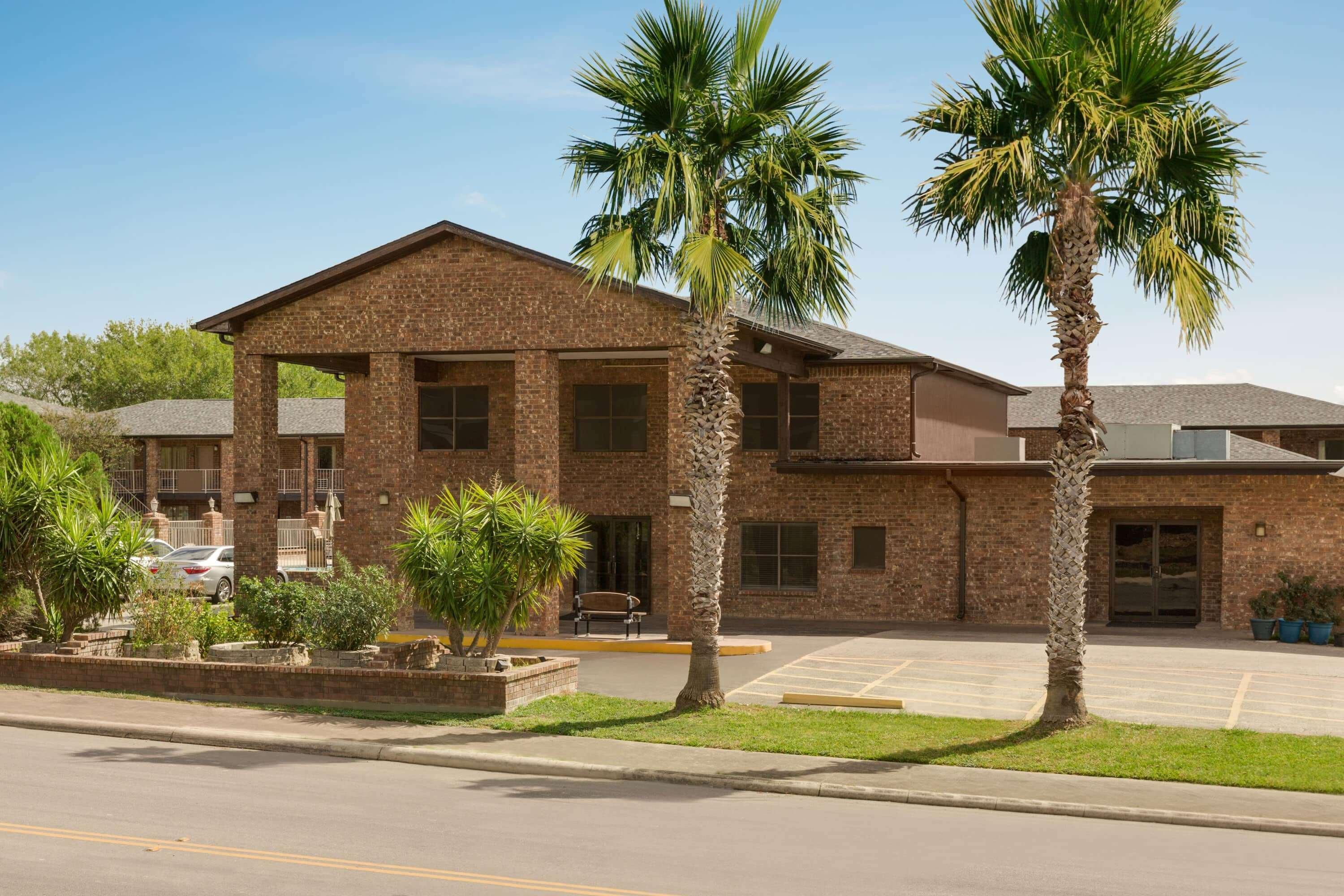Super 8 By Wyndham Universal City Exterior photo