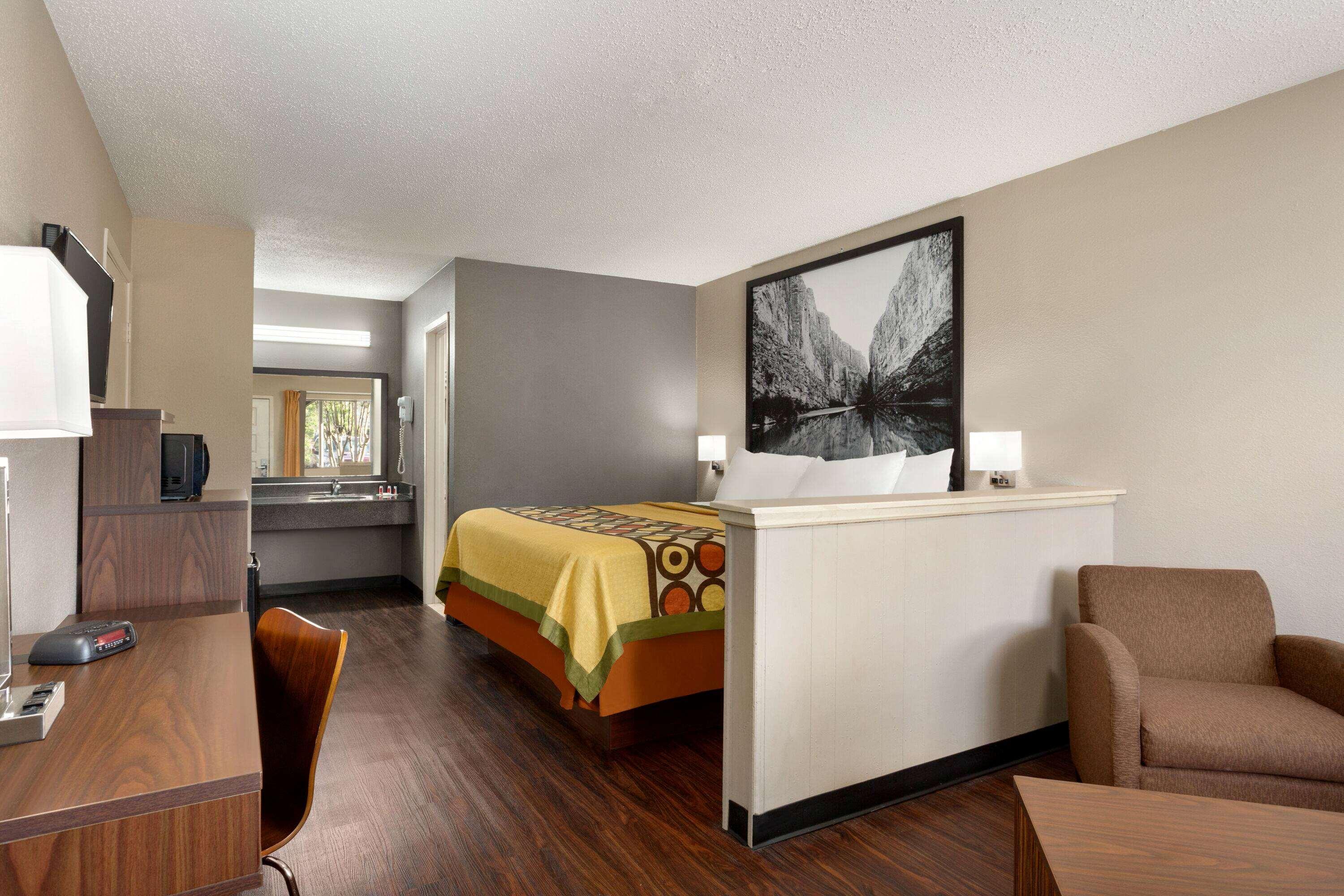 Super 8 By Wyndham Universal City Exterior photo