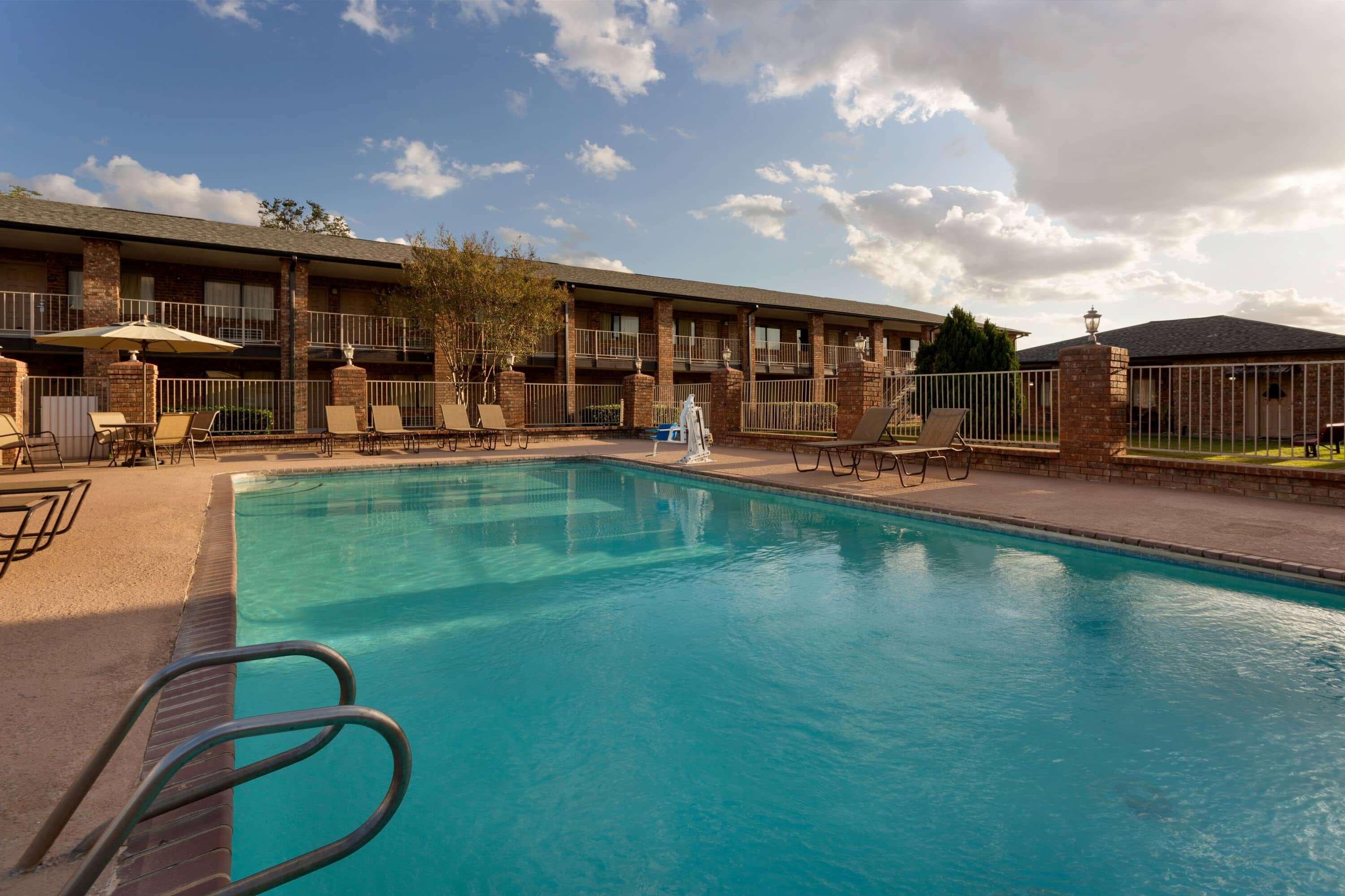 Super 8 By Wyndham Universal City Exterior photo
