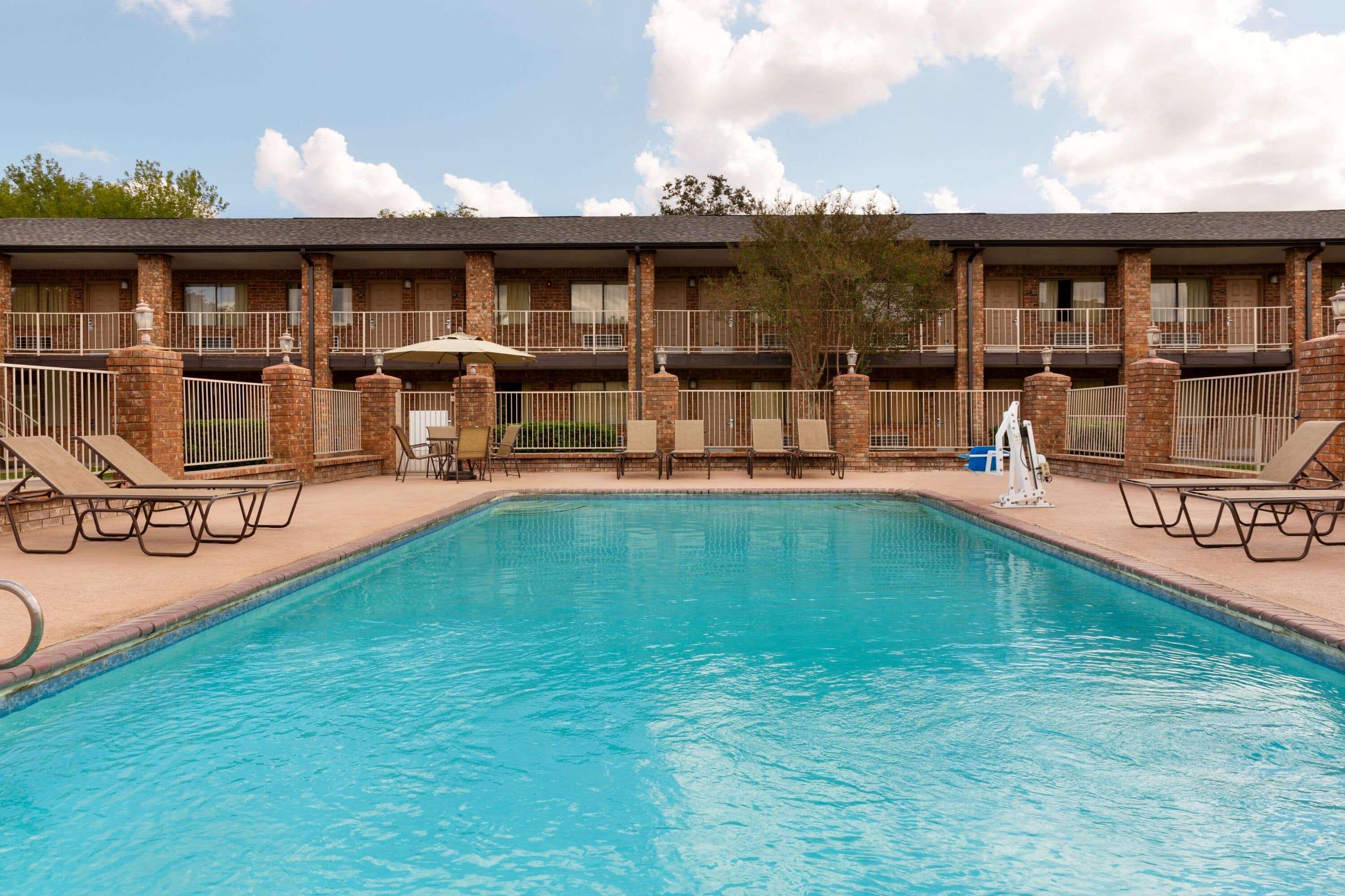 Super 8 By Wyndham Universal City Exterior photo