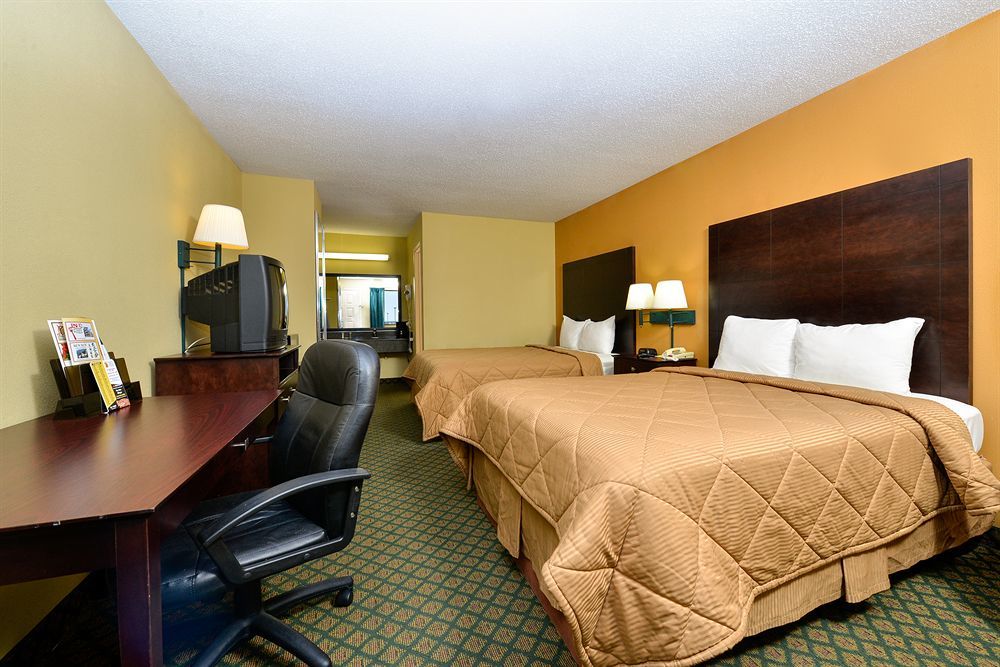 Super 8 By Wyndham Universal City Exterior photo