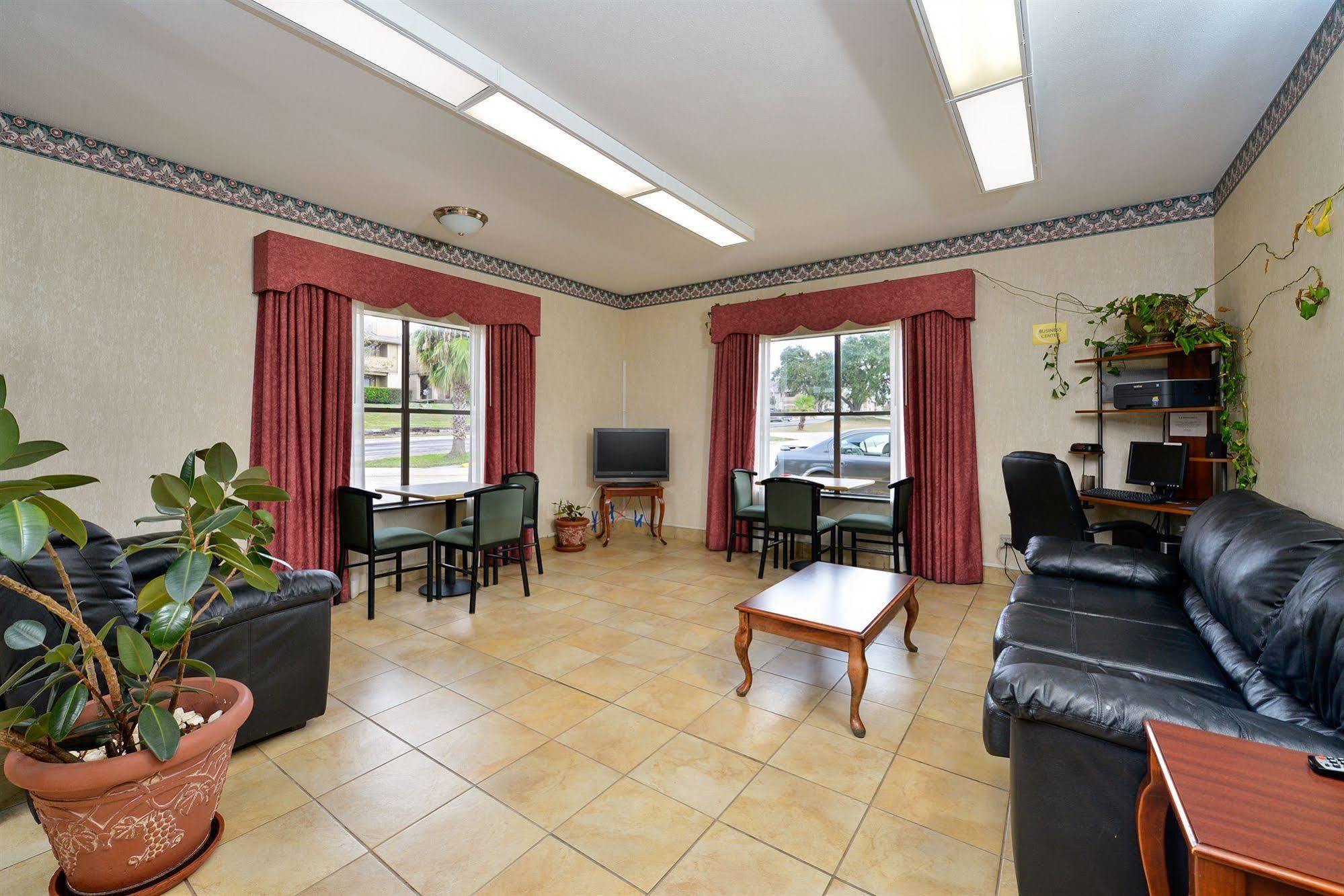 Super 8 By Wyndham Universal City Exterior photo